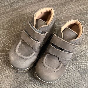 Stride rite Gray Kids Shoes with Velcro Straps size 6.5